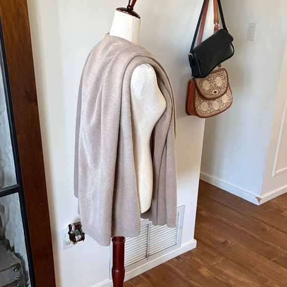 Chic Beige Women's Shawl with Belt - Picture 12 of 13